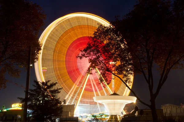 Reuzenrad op county fair bij nacht, karlsruhe, Duitsland — Stockfoto
