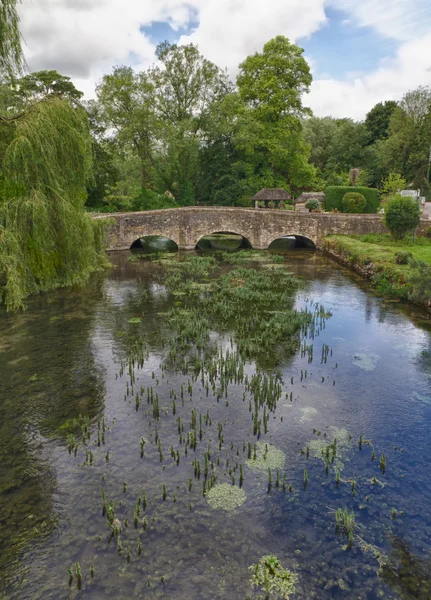 Bibury con River Coln, Cotswolds, Gloucestershire, Reino Unido — Foto de Stock