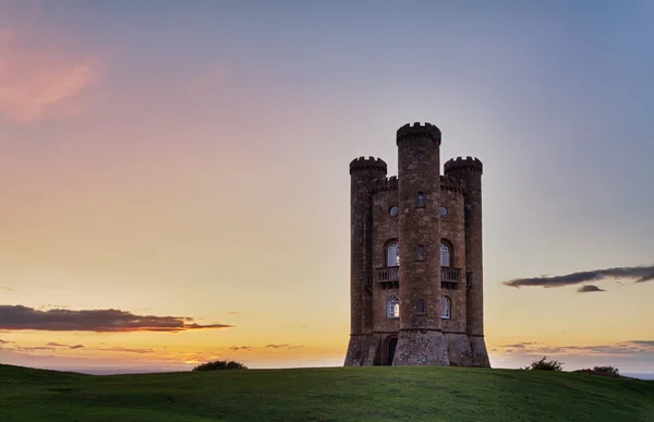 Broadway Tower at sunset with colorful sky, Cotswolds, UK — Stock Photo, Image