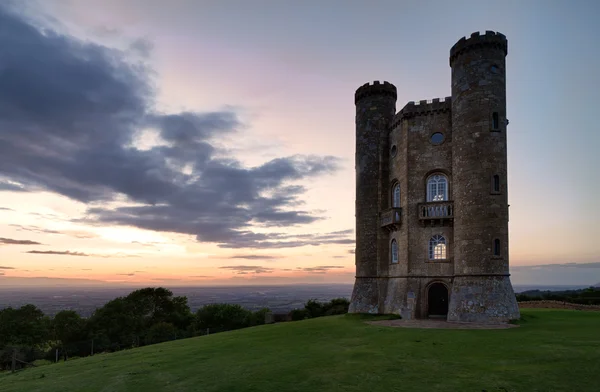 Broadway Tower with valley view after sunset Cotswolds, UK — Stock Photo, Image