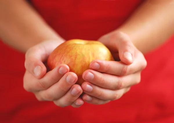 Jabłko w ręce — Zdjęcie stockowe