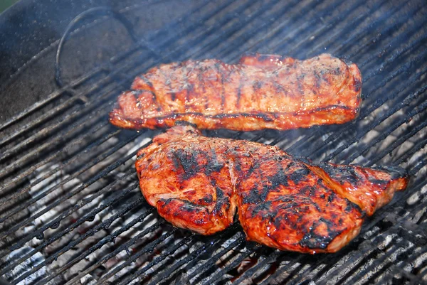 Steaks op barbecue — Stockfoto