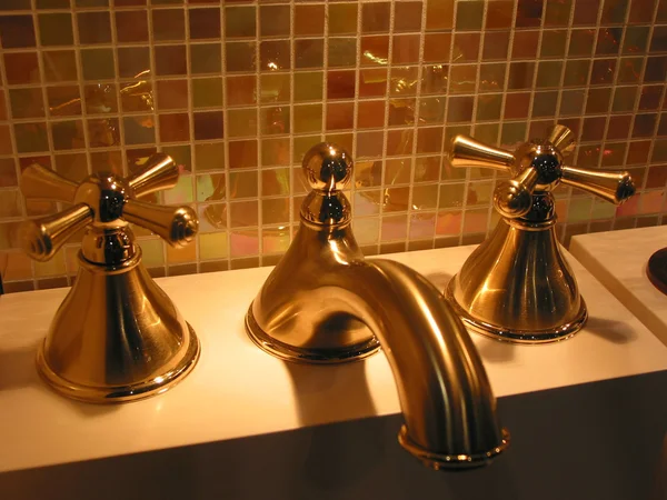 黄铜水龙头浴室 — 图库照片