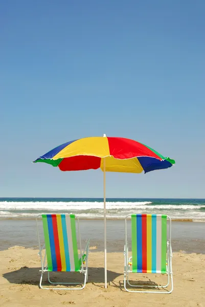 Strandstolar och paraply — Stockfoto