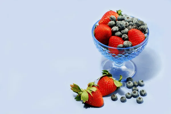 Ягоди на блакитному — стокове фото