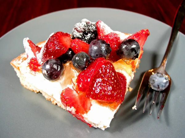 Slice of berry cake — Stock Photo, Image