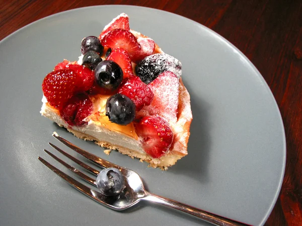 Tranche de gâteau aux baies sur une assiette — Photo