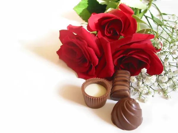 Ramo de rosas con chocolates —  Fotos de Stock