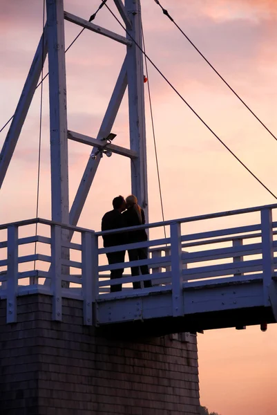 Pareja besándose en un puente — Foto de Stock