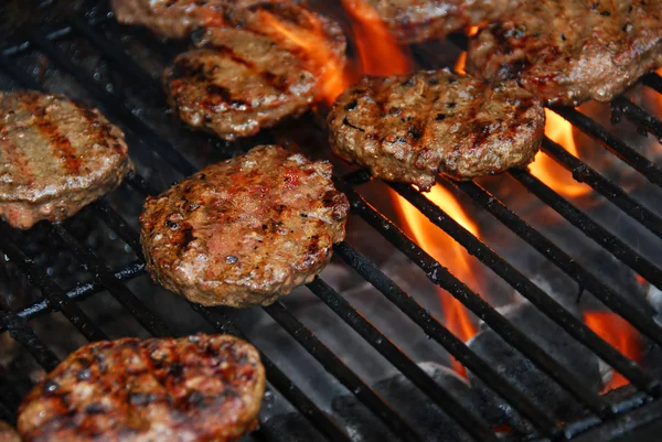 Hamburgery na grilování — Stock fotografie