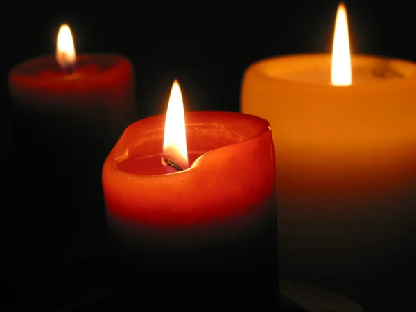Три горящих свечи — стоковое фото