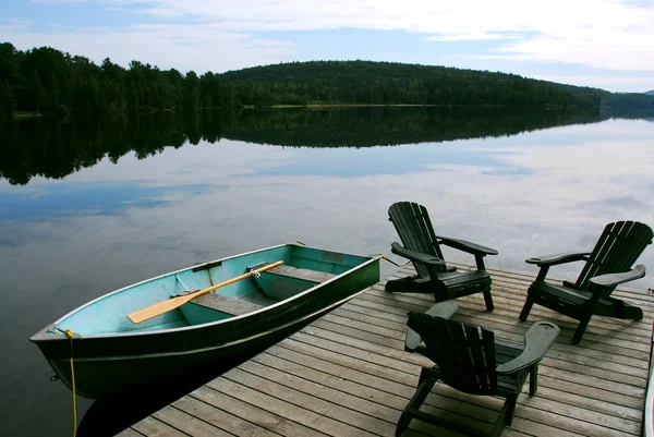 Židle u jezera — Stock fotografie