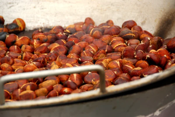 Roasting chestnuts — Stock Photo, Image