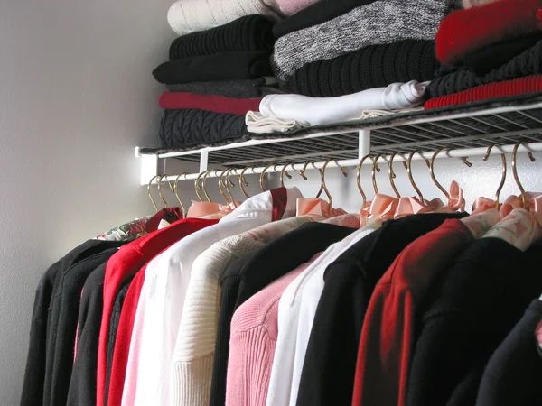 Garderob med kläder — 图库照片