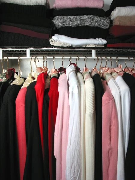 Kleiderschrank mit Kleidung — Stockfoto