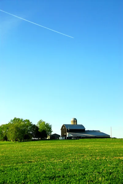 Ферма и сарай — стоковое фото