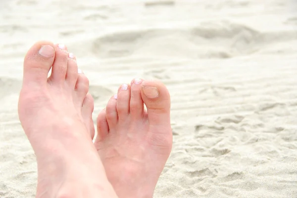 沙地上的双脚 — 图库照片