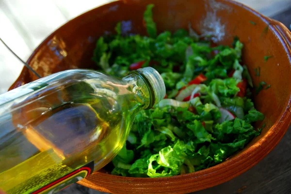 Салат и оливковое масло — стоковое фото