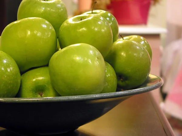 Yeşil elma kase — Stok fotoğraf