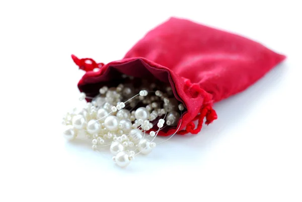 Perlas en bolsa roja —  Fotos de Stock