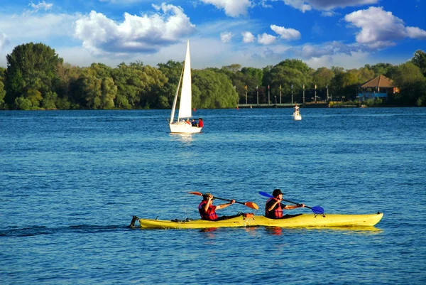 Kayak en un lago — Foto de Stock