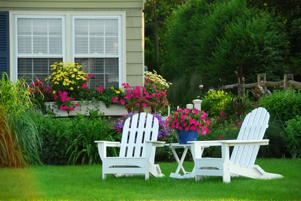 Dvě zahradní židle — Stock fotografie
