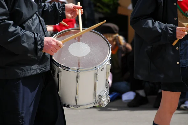 Banda de marcha tambores — Fotografia de Stock
