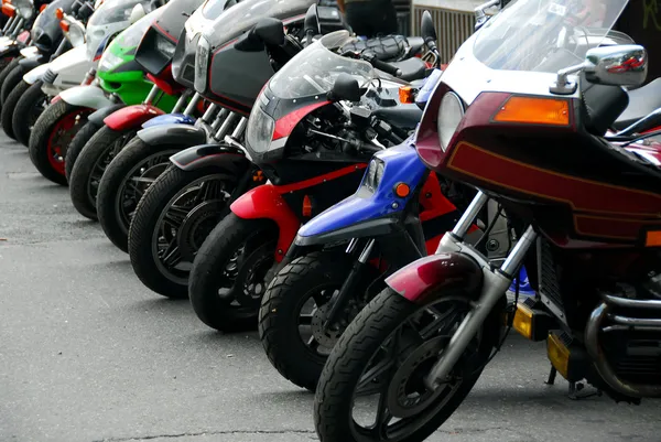 Ряд мотоциклов — стоковое фото