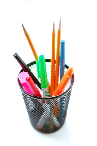 Ручки и карандаши в держателе карандаша — стоковое фото