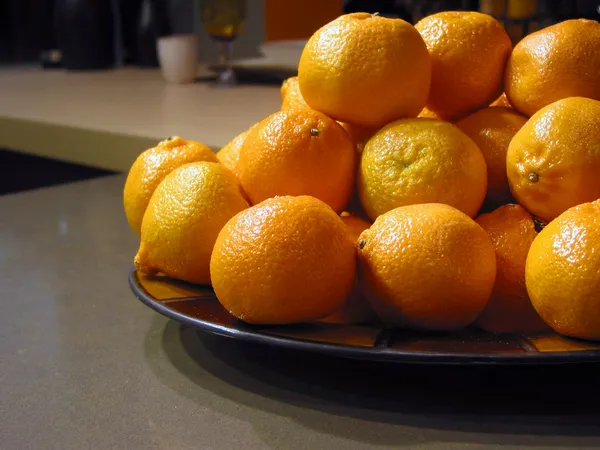 Апельсини в мисці — стокове фото