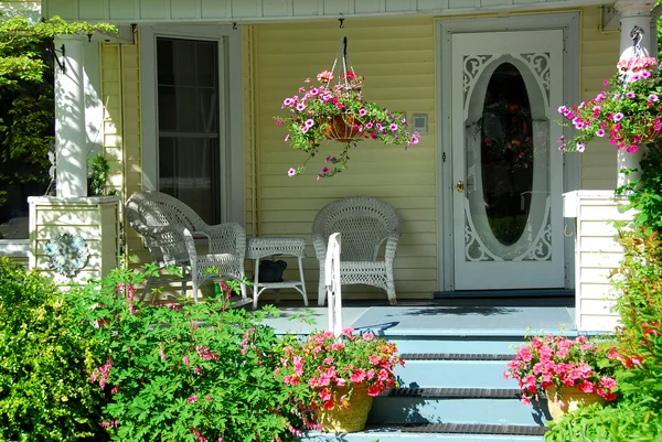 Huis veranda met bloemen — Stockfoto