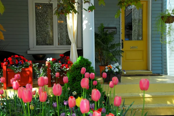 Hus veranda med blommor — Stockfoto