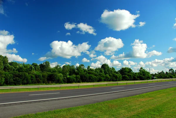 Дорога и голубое небо — стоковое фото