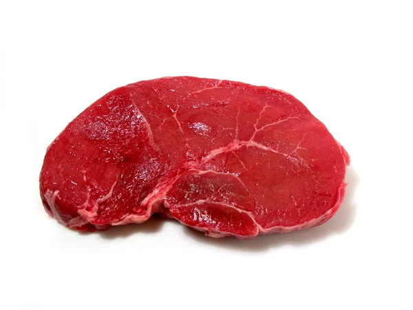 Beyaz zemin üzerine çiğ biftek — Stok fotoğraf