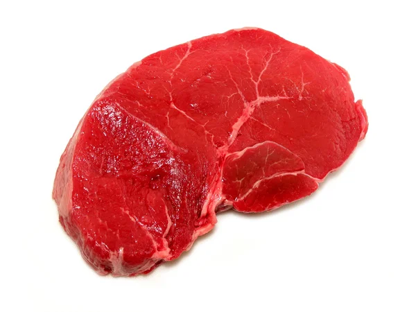 Beyaz zemin üzerine çiğ biftek — Stok fotoğraf
