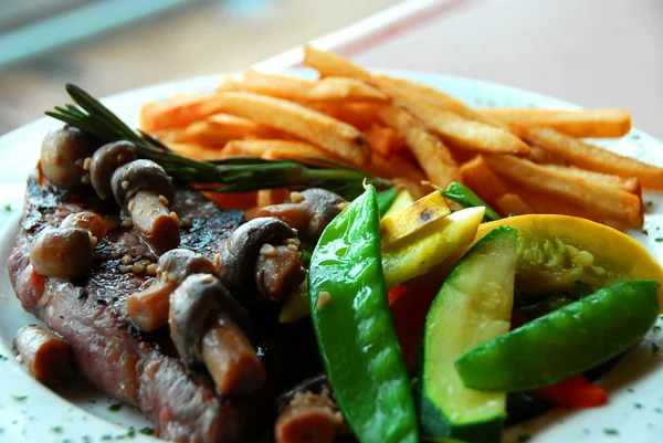 Steak hranolky, zelenina — Stock fotografie
