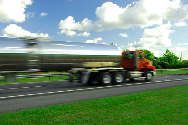 Snelheidsovertredingen vrachtwagen benzine — Stockfoto
