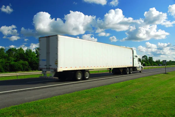 Snel bewegende vrachtwagen — Stockfoto