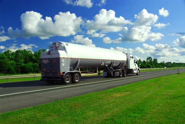 Jedoucí nákladní automobil benzín — Stock fotografie