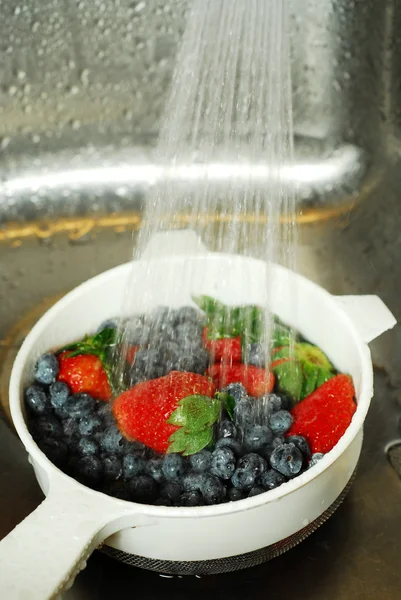 Washing berries — Stock Photo, Image