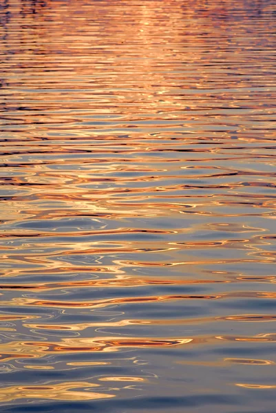 Superfície da água ouro — Fotografia de Stock