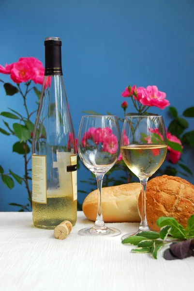 Vinho branco com copos — Fotografia de Stock