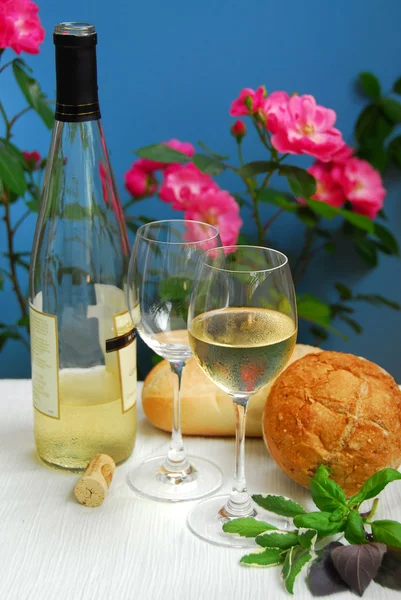 Witte wijn met glazen — Stockfoto