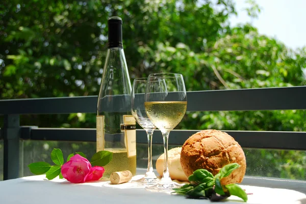 White wine with glasses — Stock Photo, Image