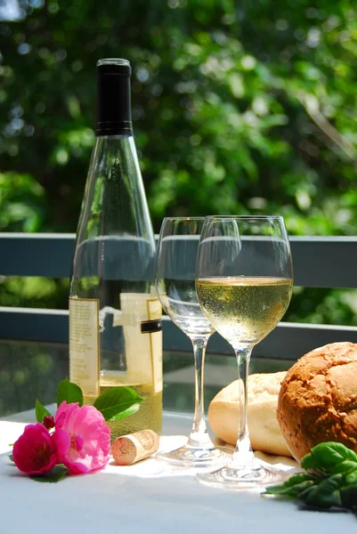 Bílé víno s brýlemi mimo — Stock fotografie