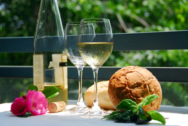 Vinho branco com copos no exterior — Fotografia de Stock