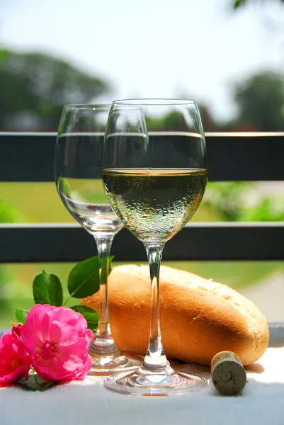 Λευκό κρασί με closeup γυαλιά — Stockfoto