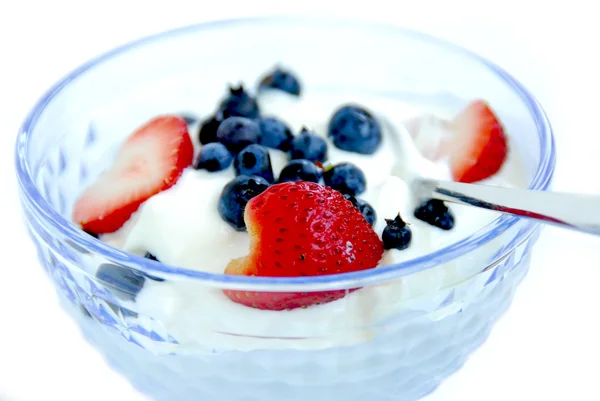 Joghurt és a bogyós gyümölcsök — Stock Fotó