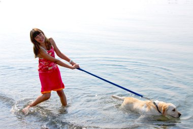 Kız oynayan köpek