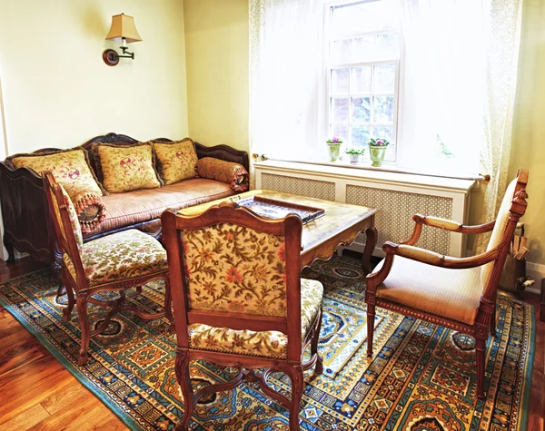 Interior con muebles antiguos — Foto de Stock
